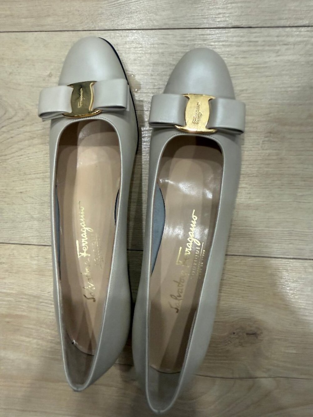 Vintage Salvatore Ferragamo Vara cream colored Kitten heel size 7.5 3A
